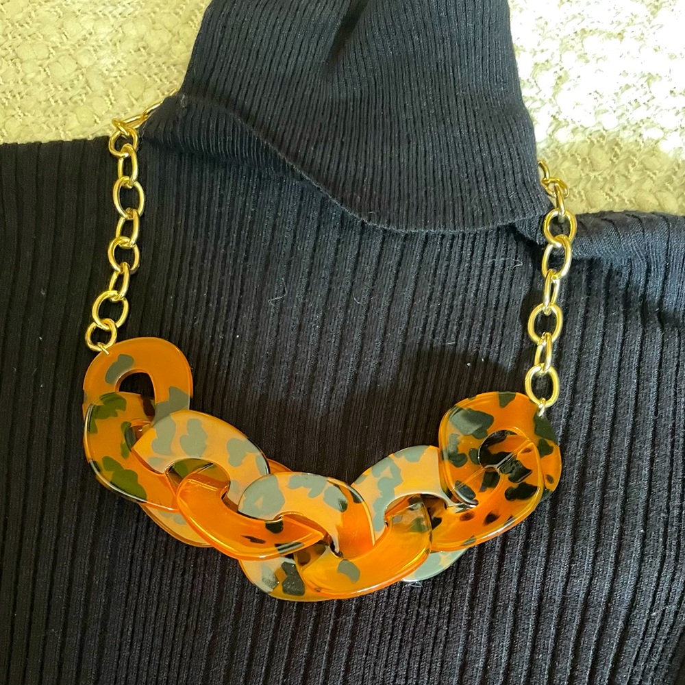 Tortious shell look necklace
